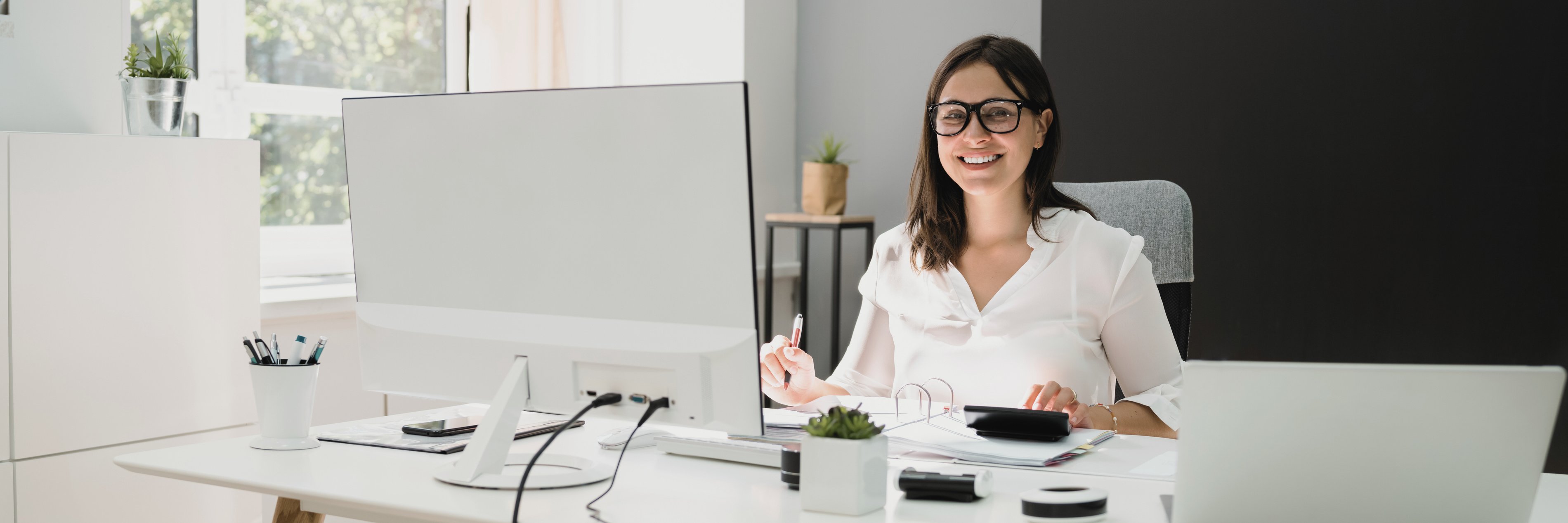 Minnesota MN bookkeeper working in Quickbooks QBO at desk